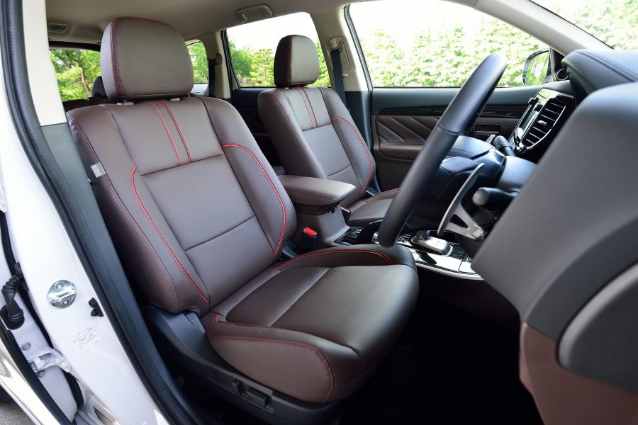 Интерьер Mitsubishi Outlander PHEV 2017 года  (JP) (фото 6 из 22)